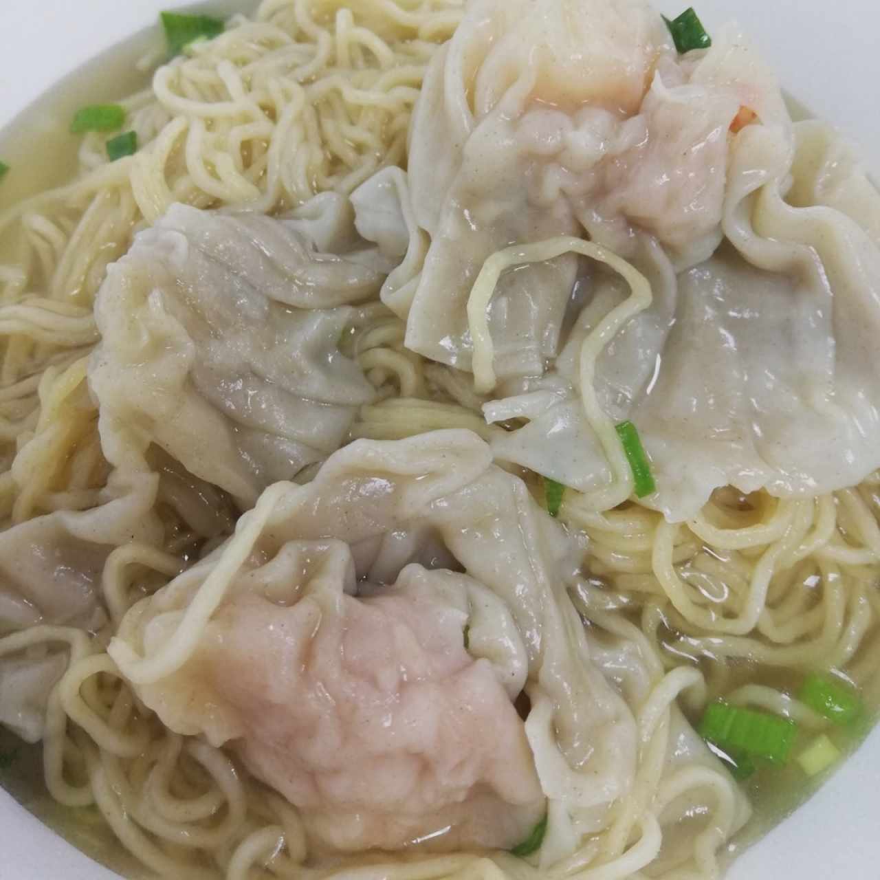 sopa de wanton con camarón y fideos