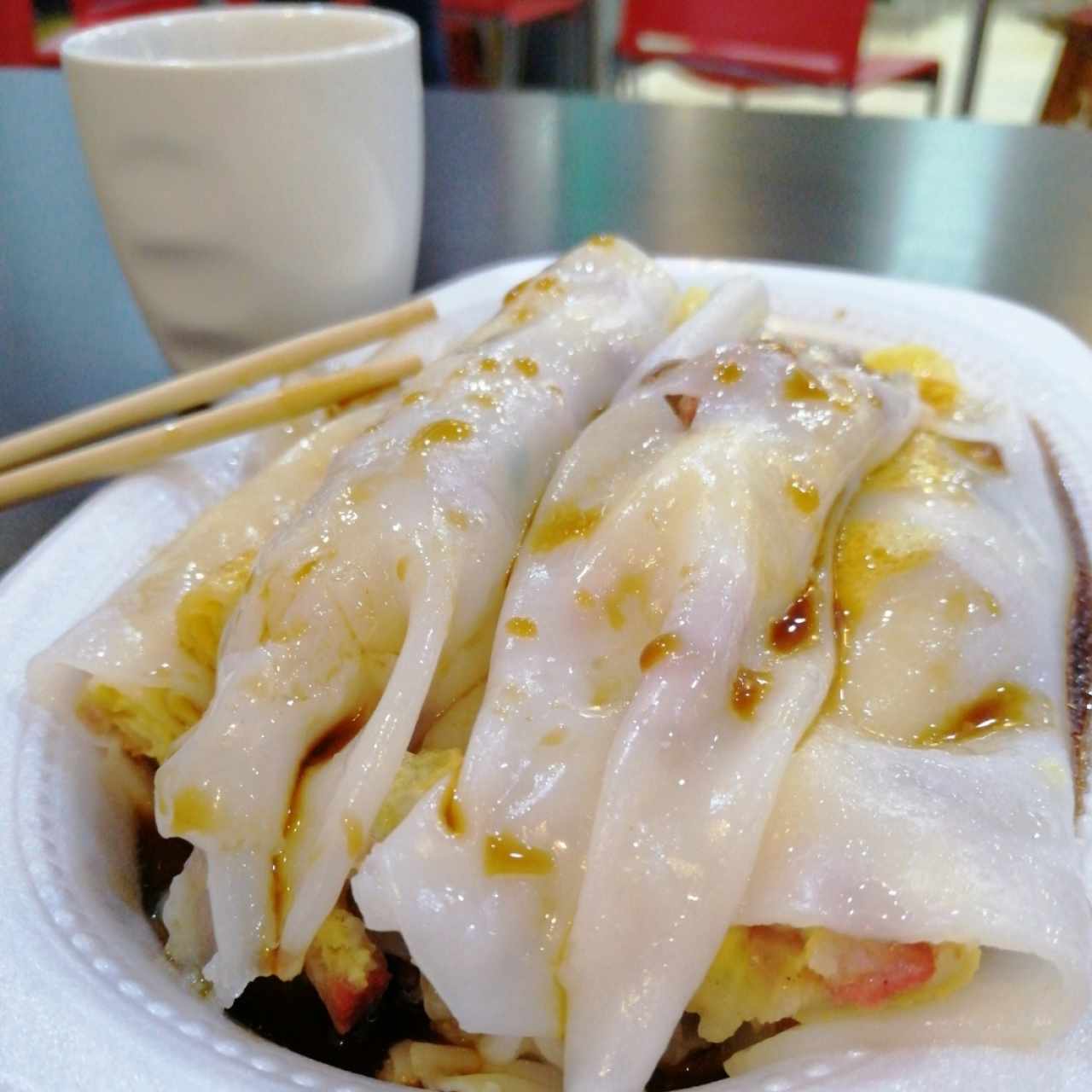 Chee Cheong Fun de puerco asado con huevo