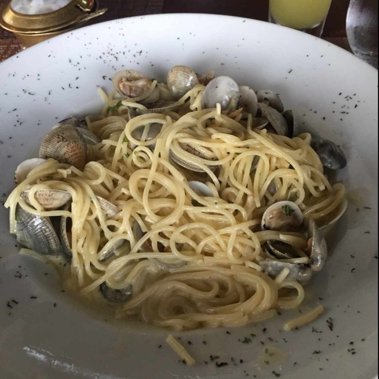 Pasta spaghettini con almejas en salsa blanca