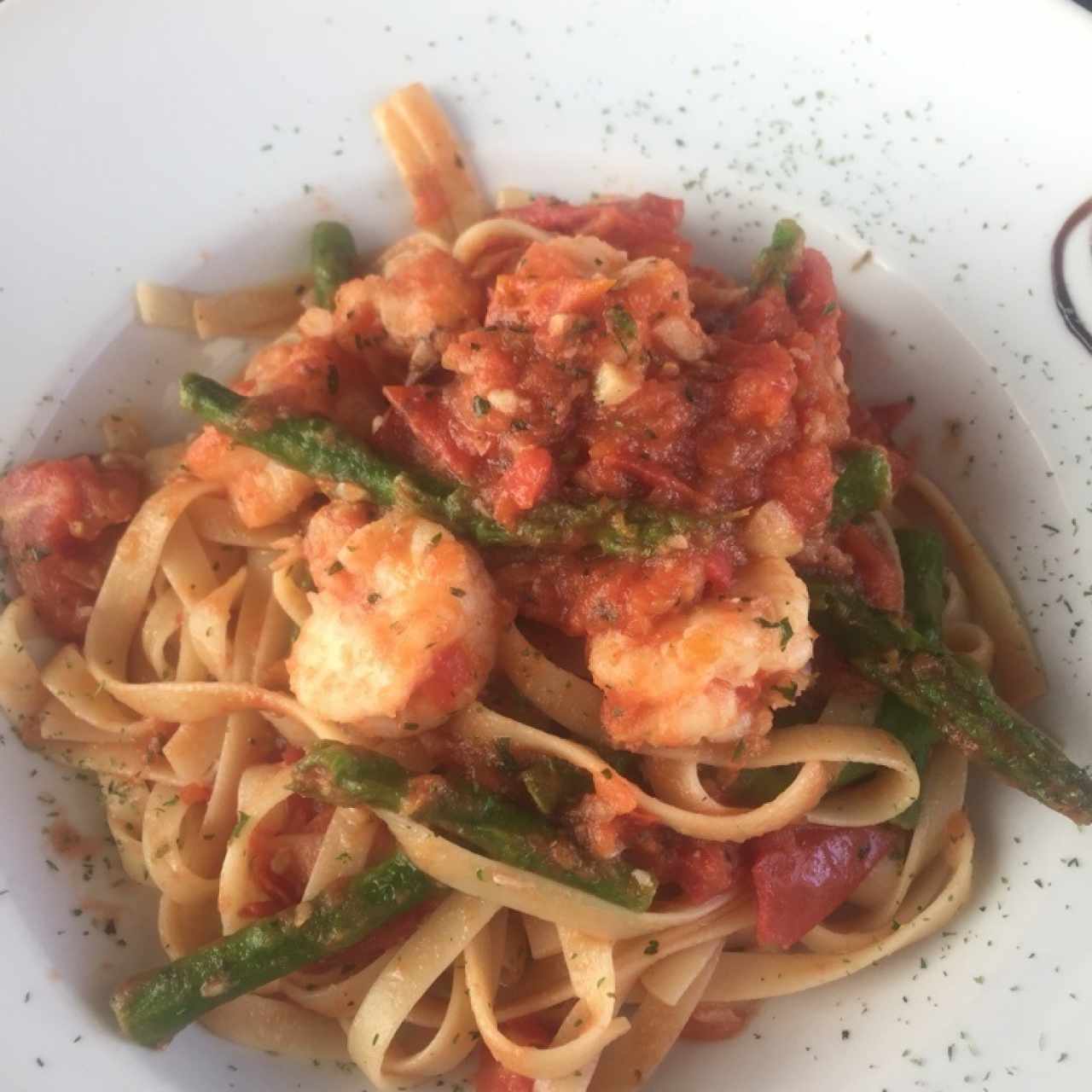 Fetuccini con esparragos y langostinos en salsa roja