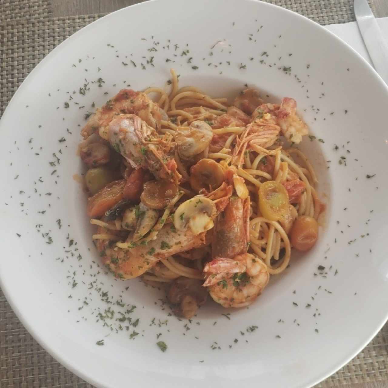 Spaghetti con langostinos al carticho en salsa rosé