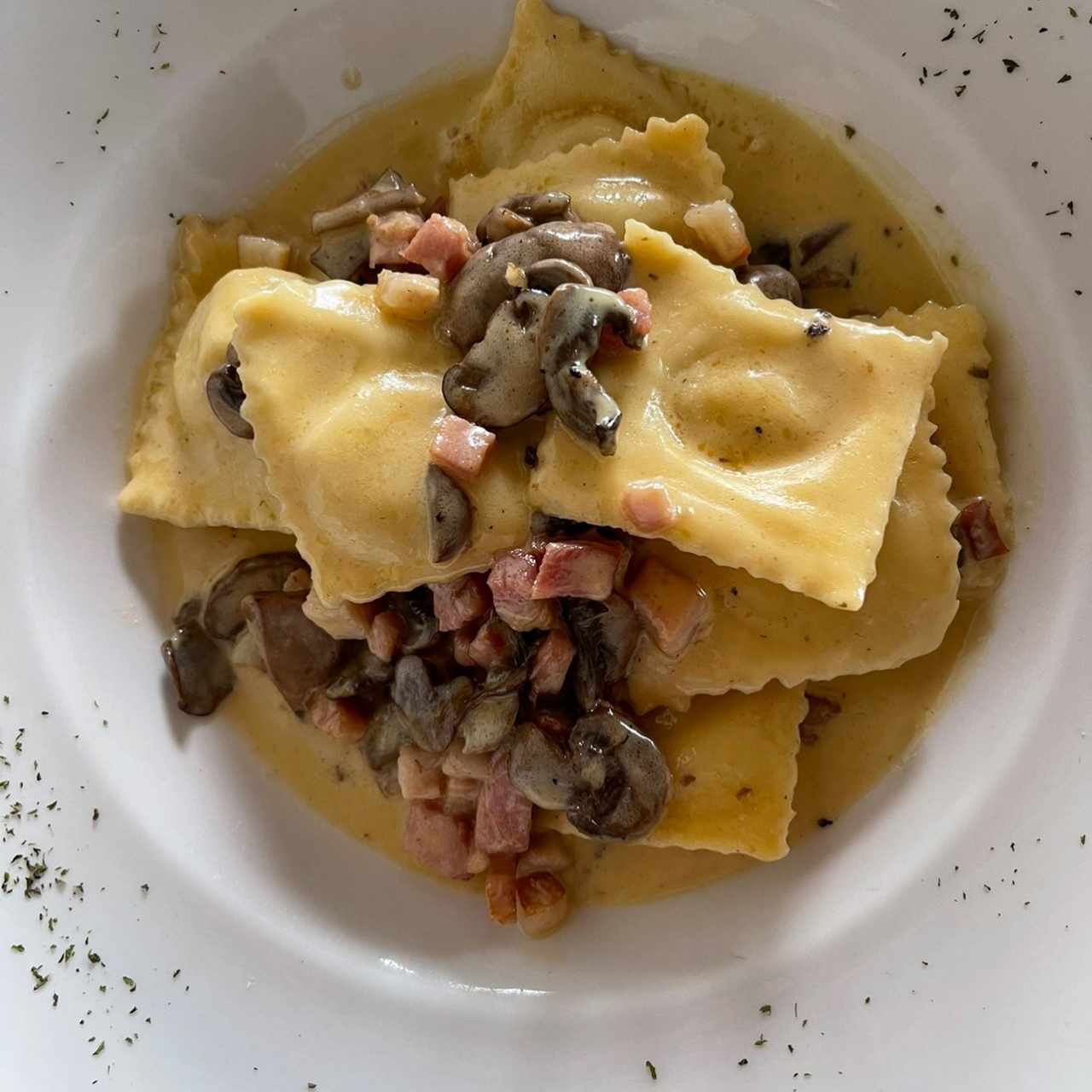 Ravioli de Pollo en salsa alfredo