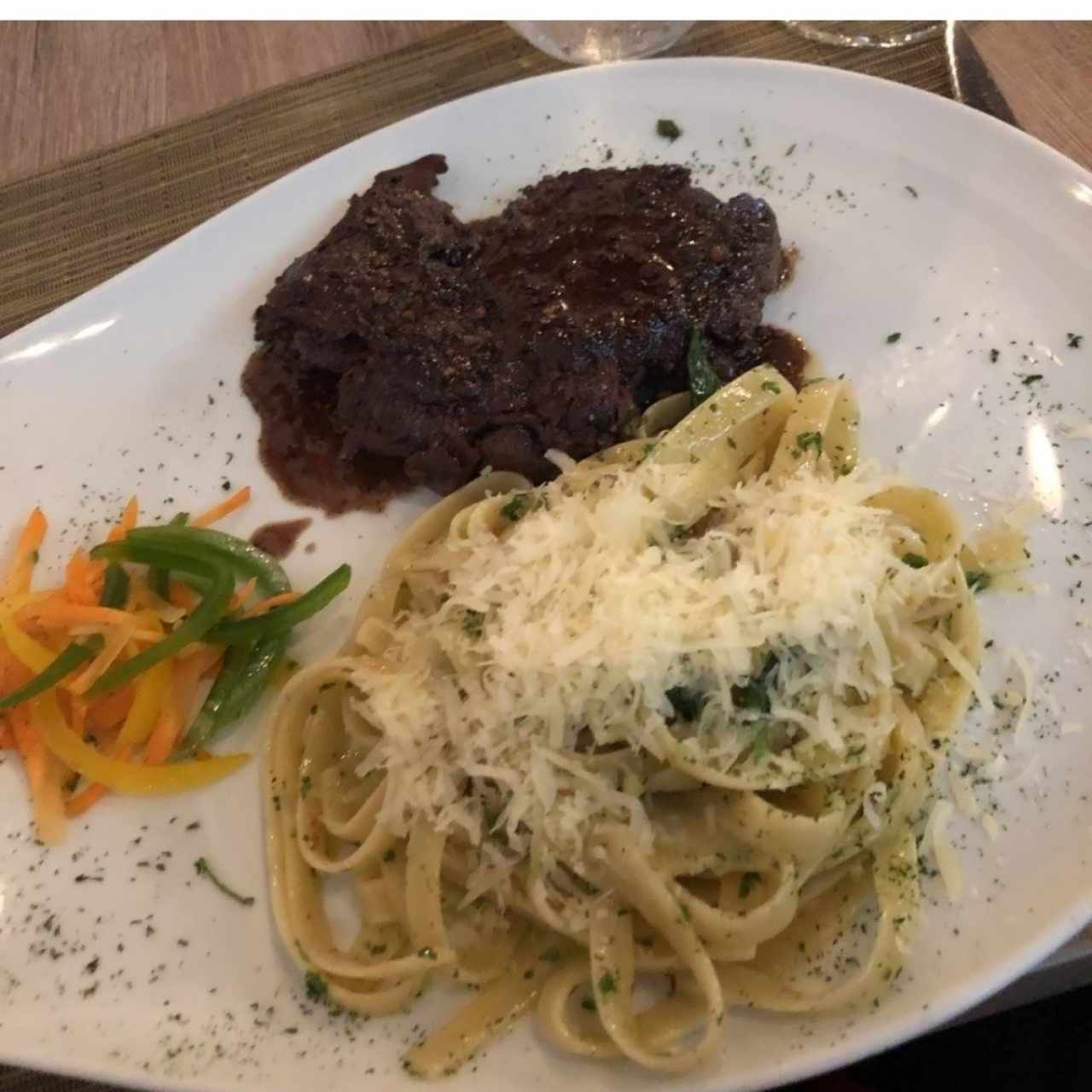 Filete a la pimienta y pasta al óleo 