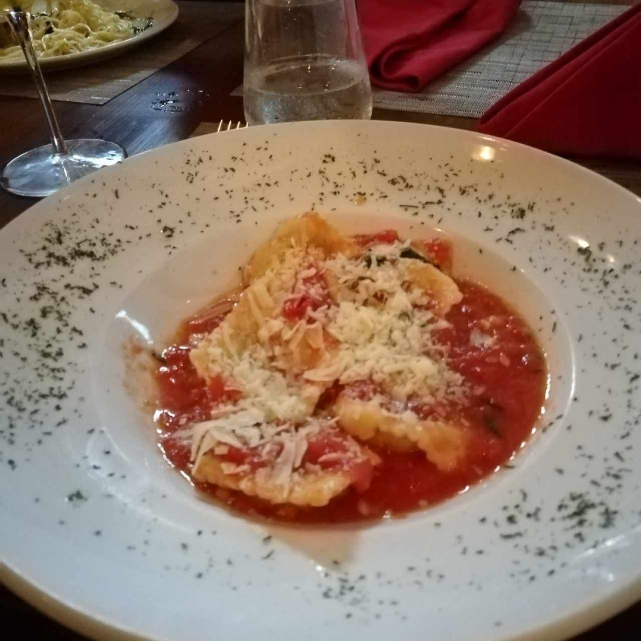 Raviolis de carne en salsa roja