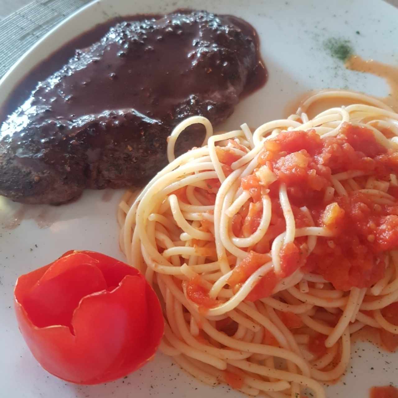 filete a la pimienta con pasta pomodoro