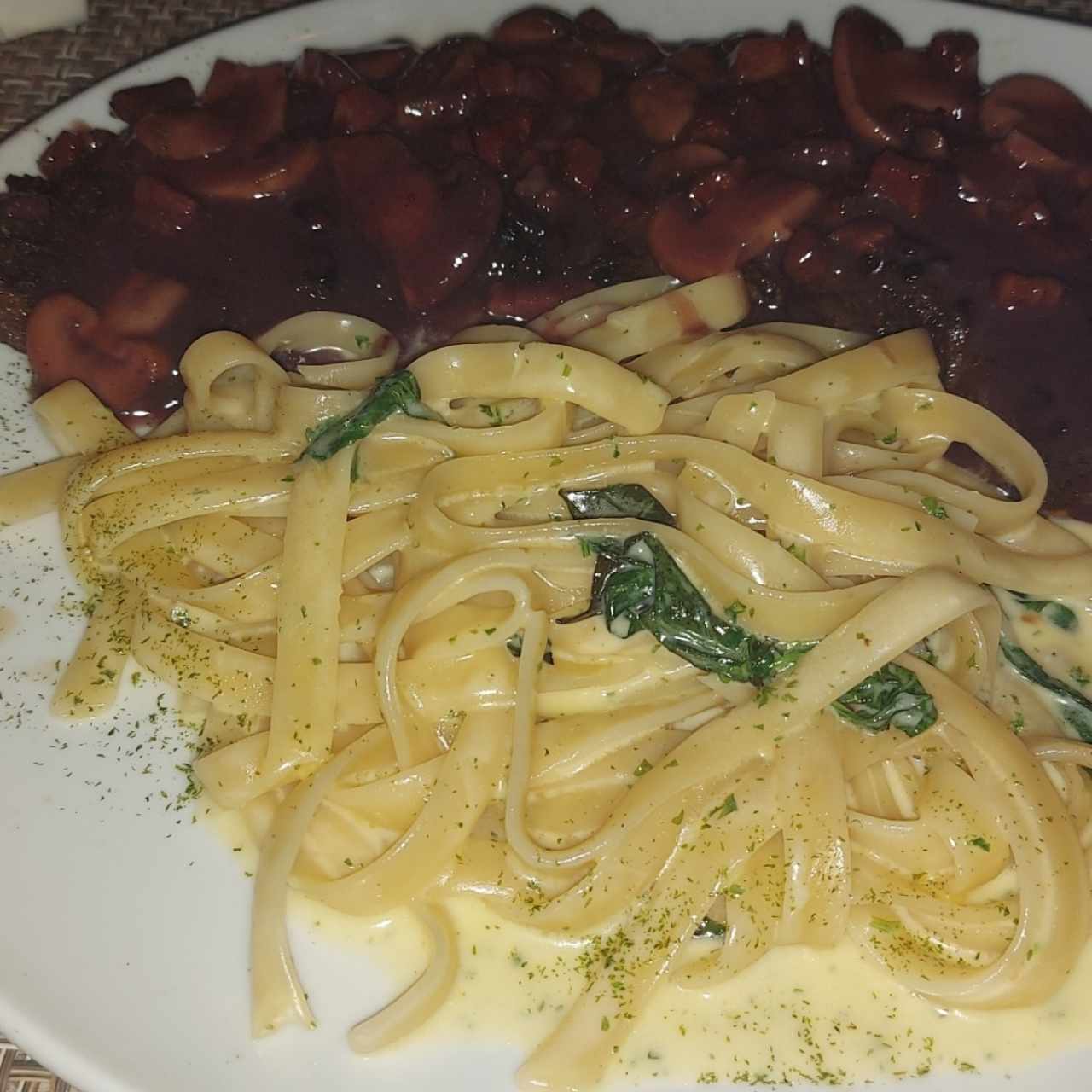 Entraña en salsa de vino con hongos y fettucini en salsa blanca