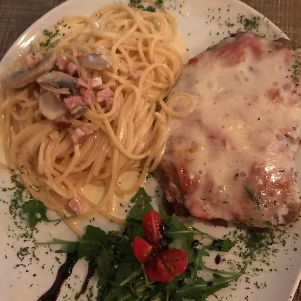 filete a la parmesana con spaguetti a la boscaiola