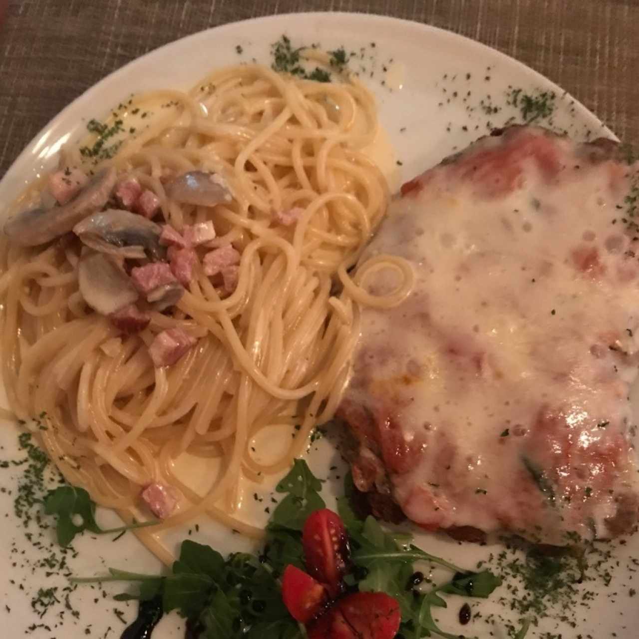 Filete a la parmesana con spaguetti a la boscaiolla