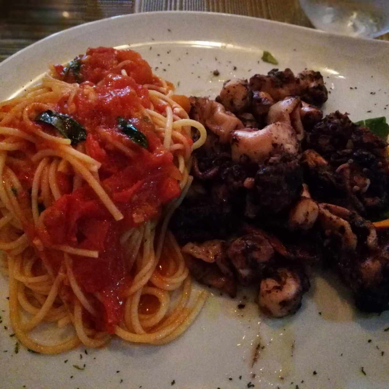 pulpo al grill Con spaghetti al pomodoro