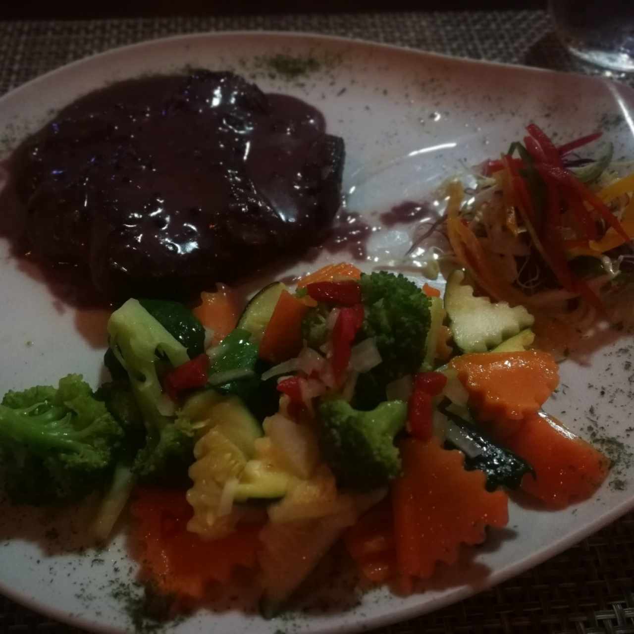 Filete a la pimienta com vegetales