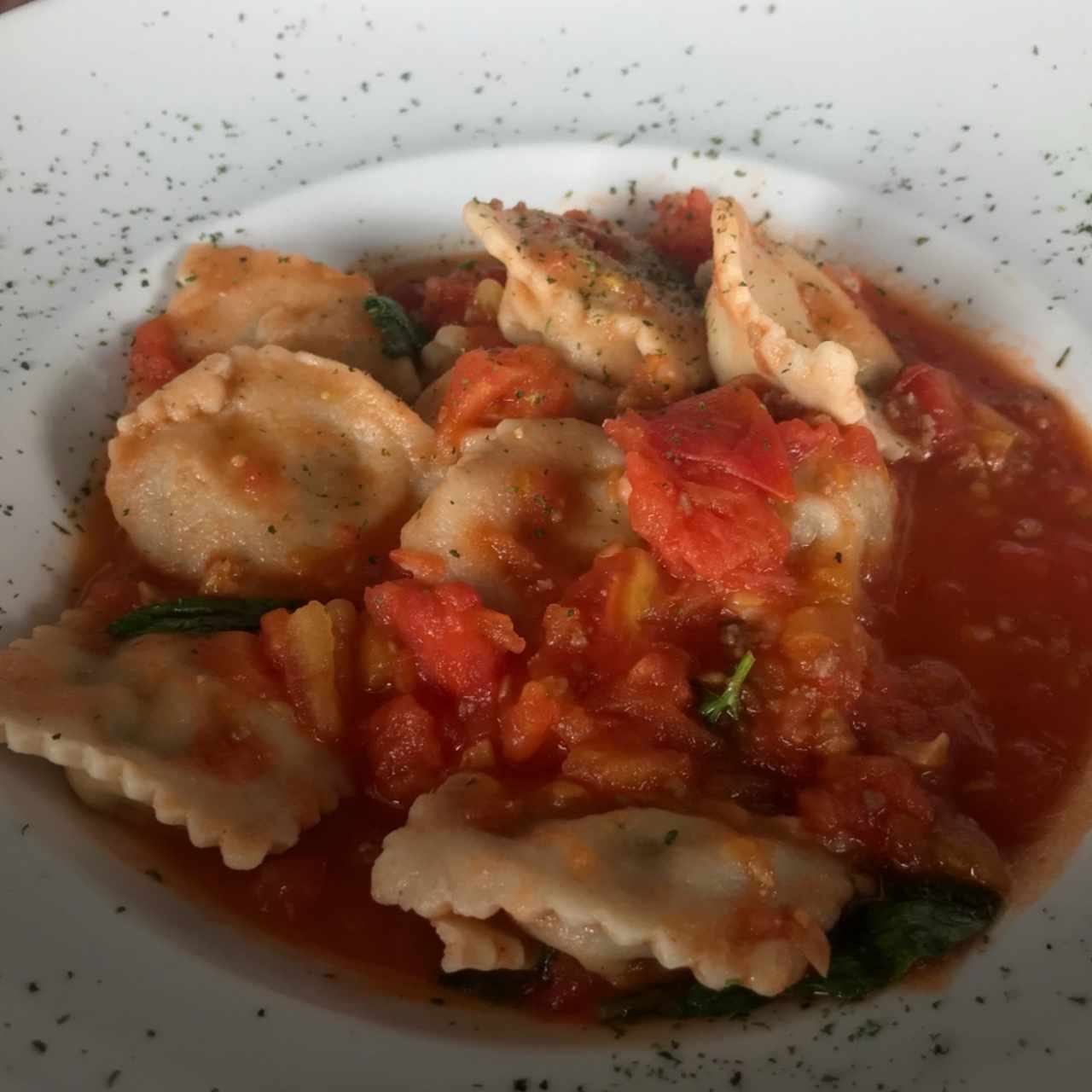 Ravioli de carne en salsa roja