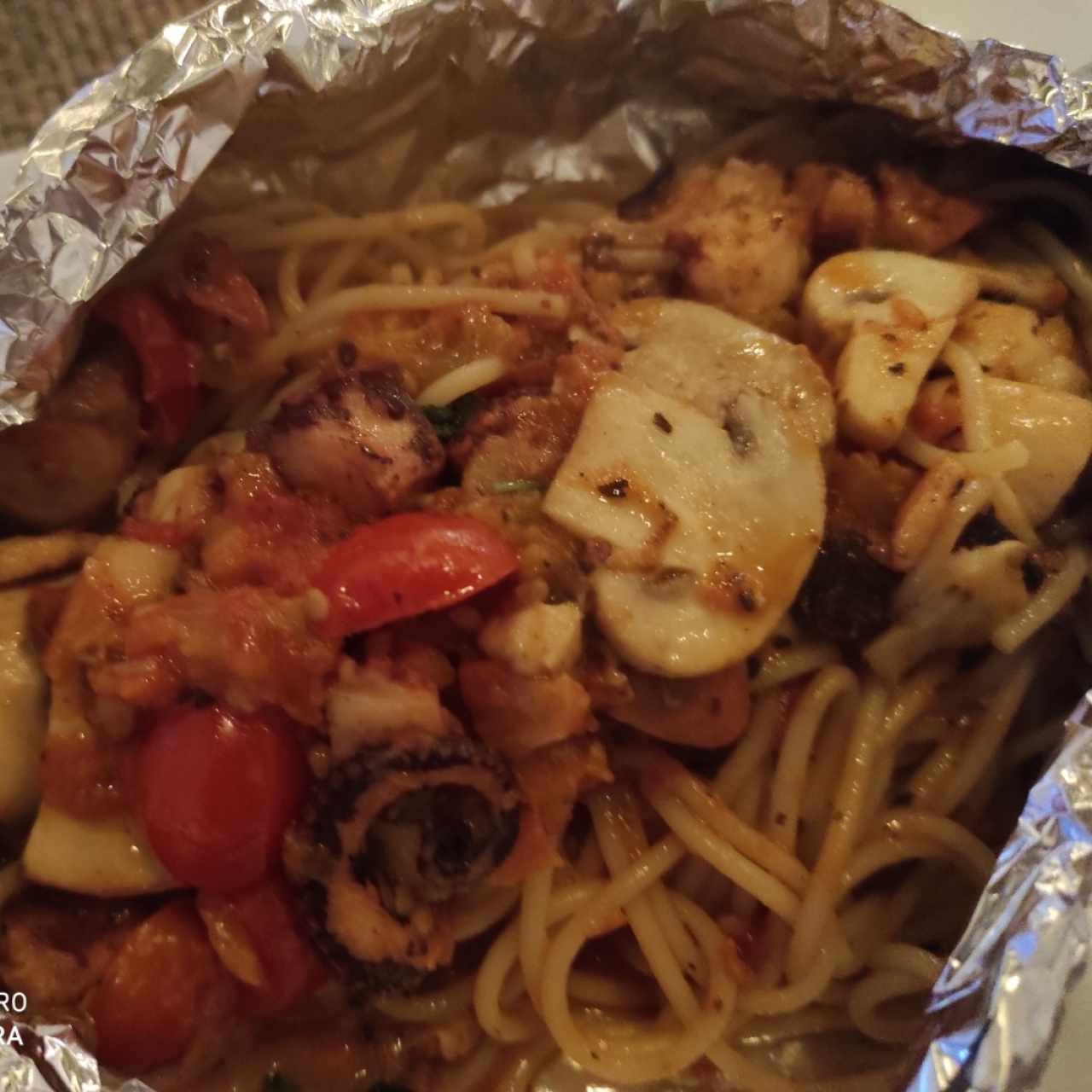 spaghetti al óleo con pulpo, tomate Cherry y hongos