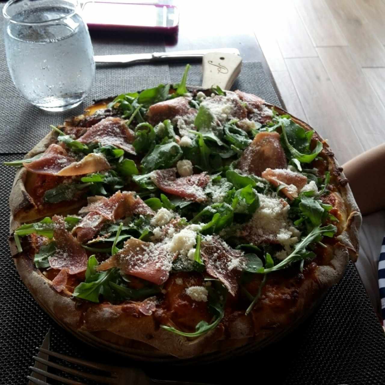 Pizza con arugula 