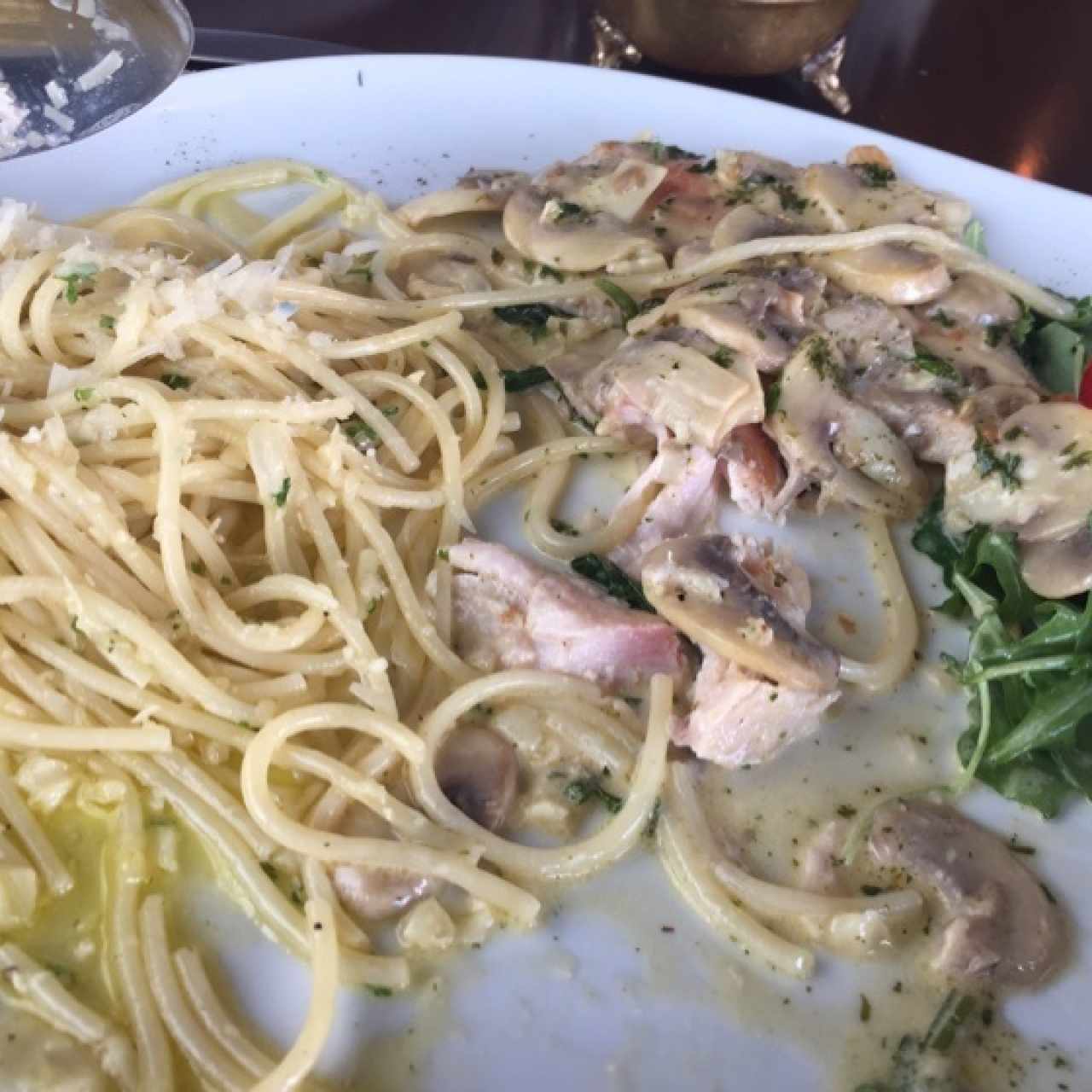 Pechuga de pollo salsa hongos con spaghettis al óleo