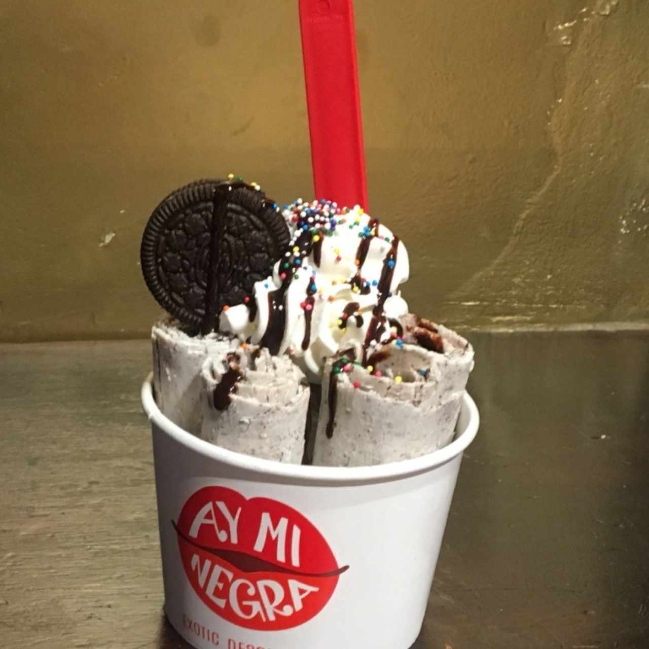 helado de oreo con crema y chispas 