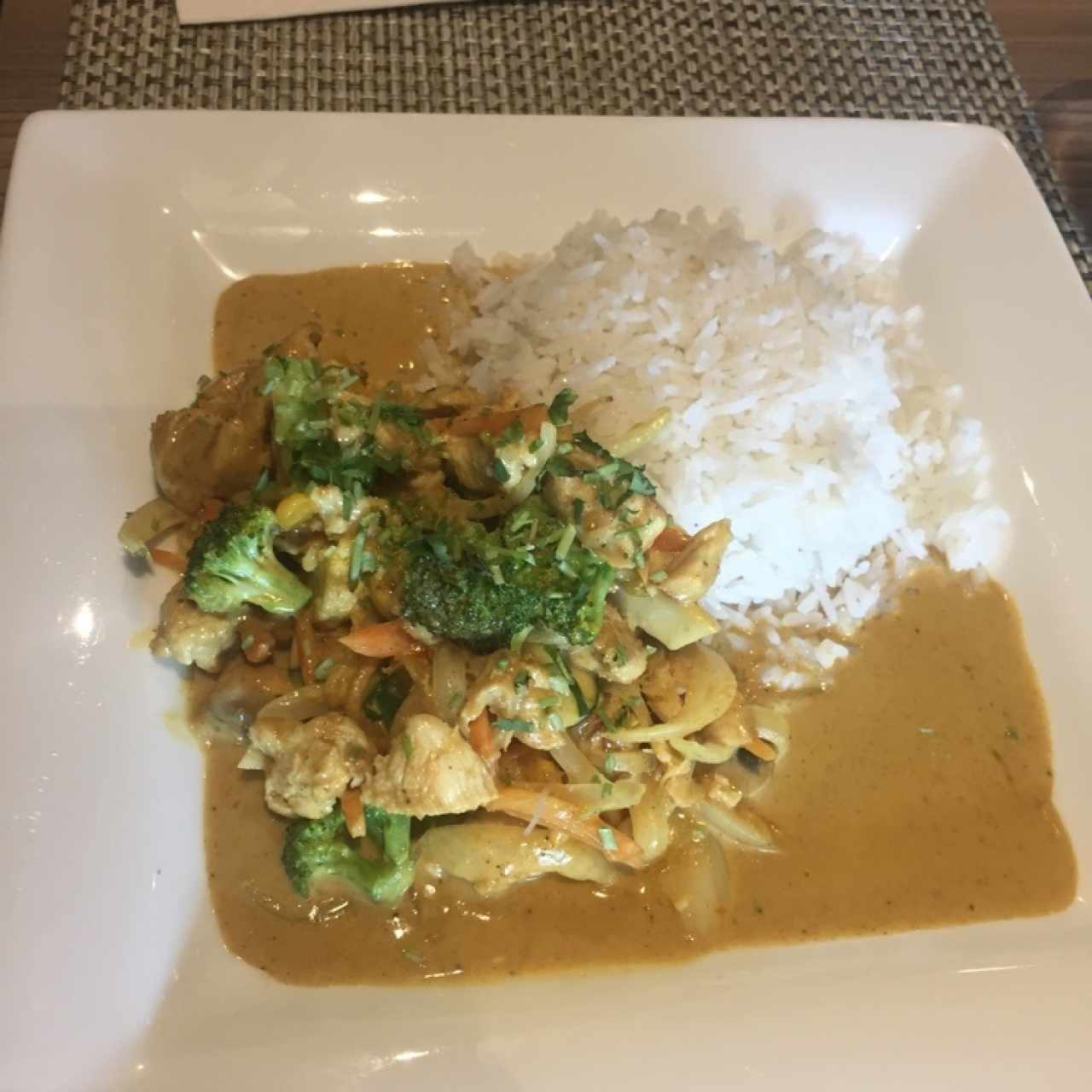 Pollo en Salsa de Curry