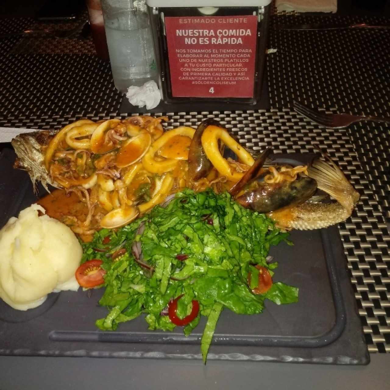 pescado en salsa de mariscos