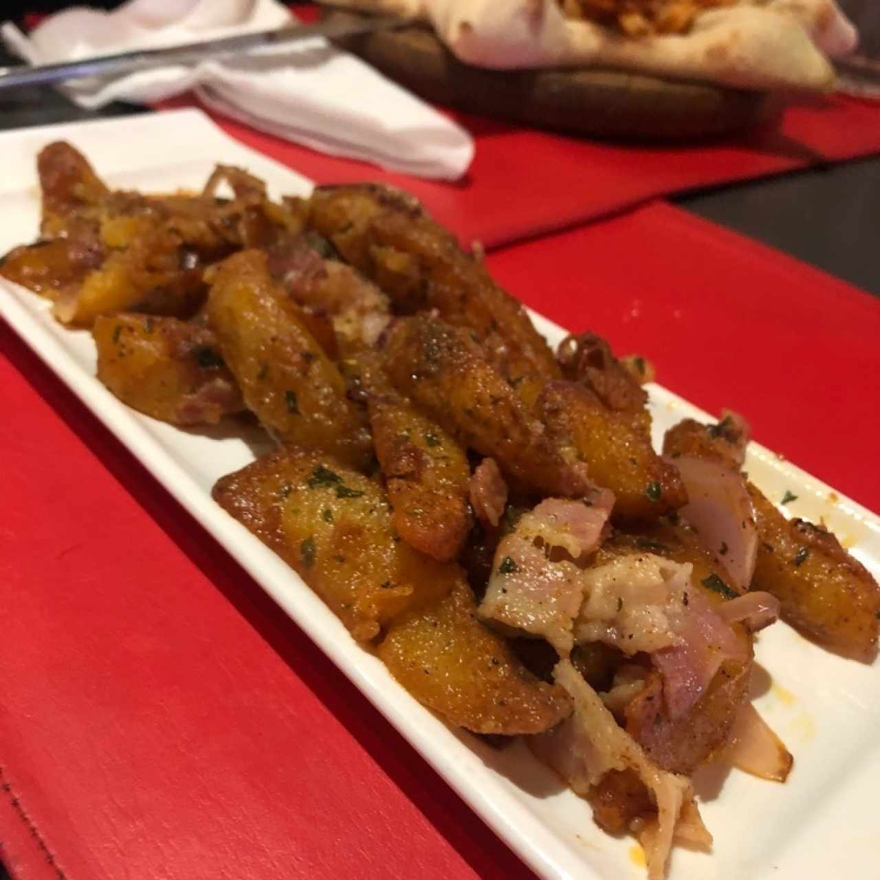 Papas Rústicas con Tocino y Cebolla