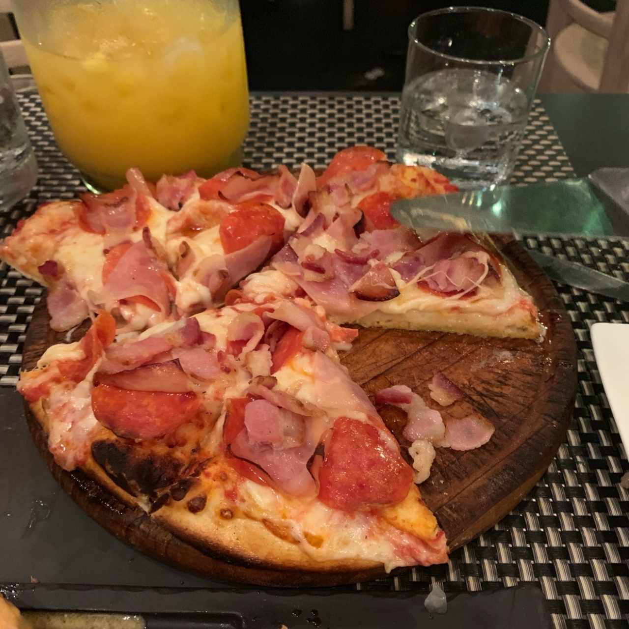 Pizza de jamón, peperoni y bacon