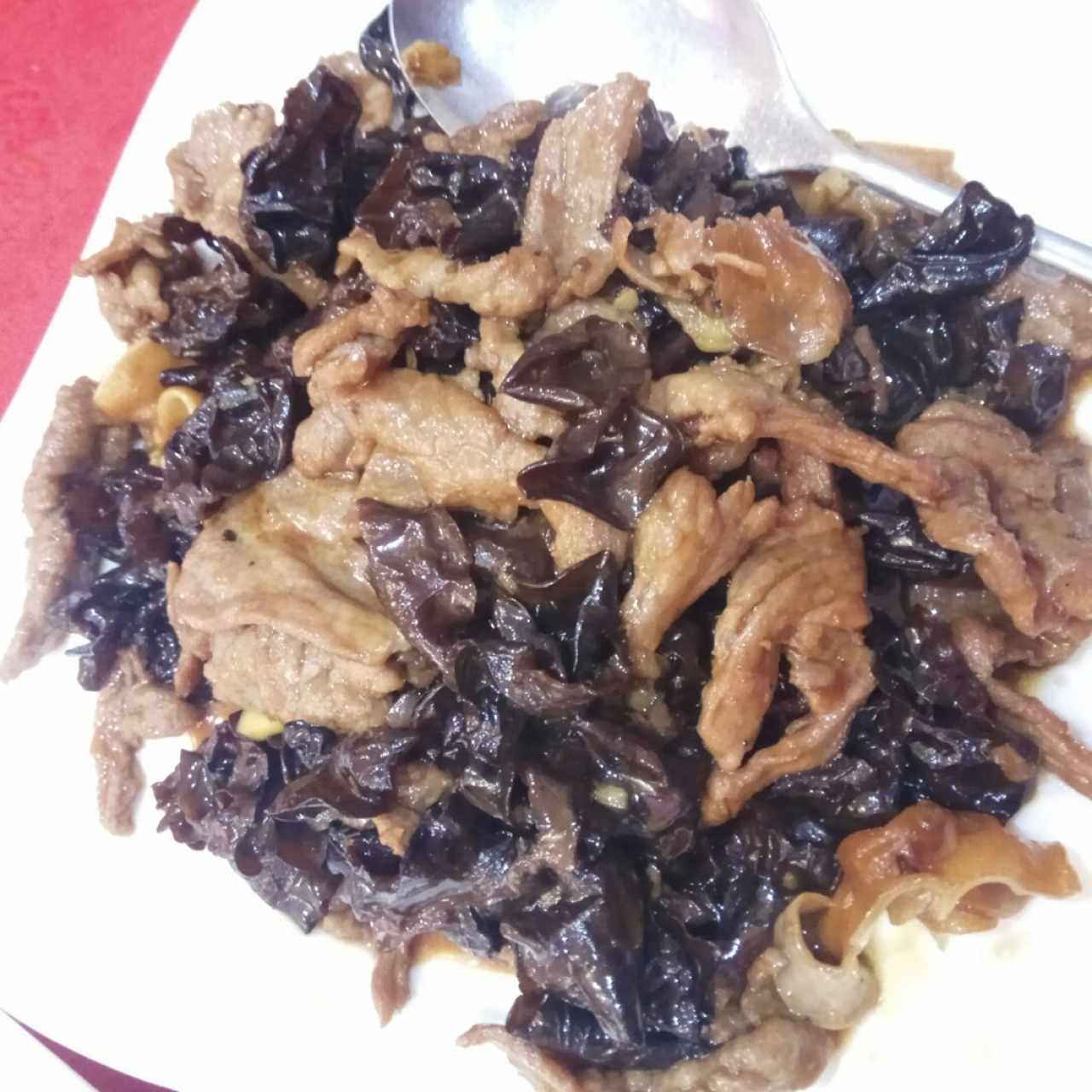 filete de res con hongos orejas negras 