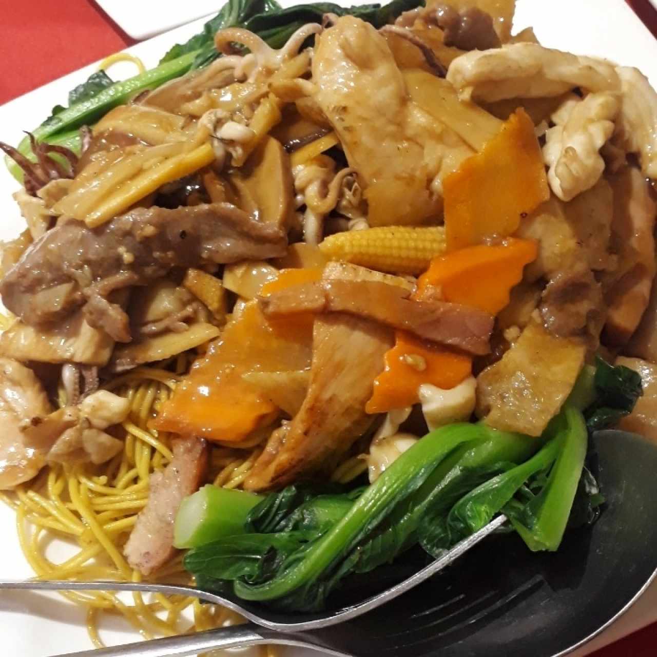 Chowmien combinación a la cantonesa 