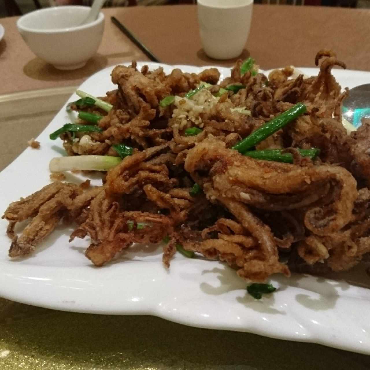 calamares fritos (arañitas) al ajillo y cebollina