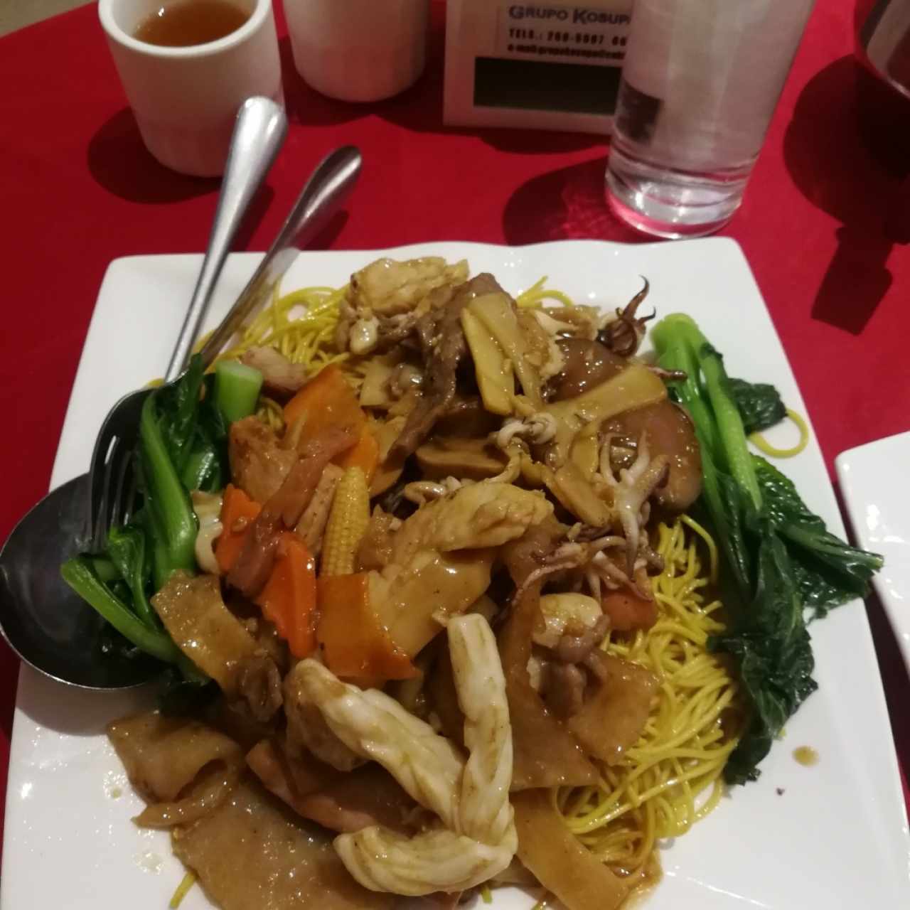 Chowmein de combinación a la cantón