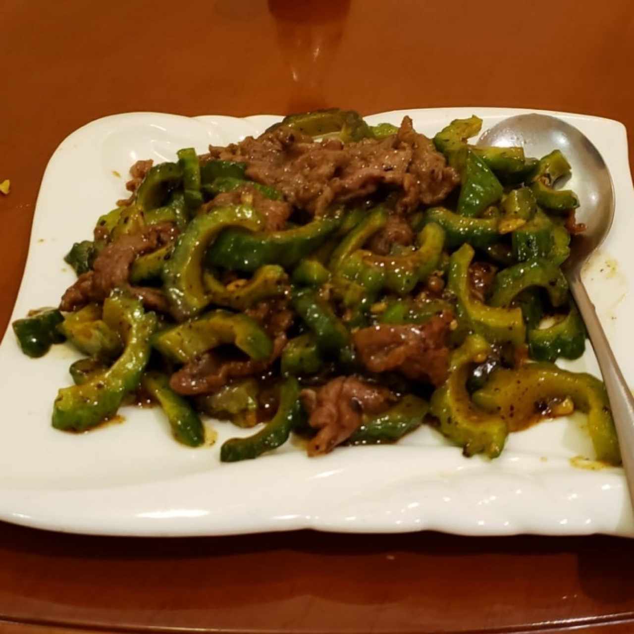 carne con pepino amargo