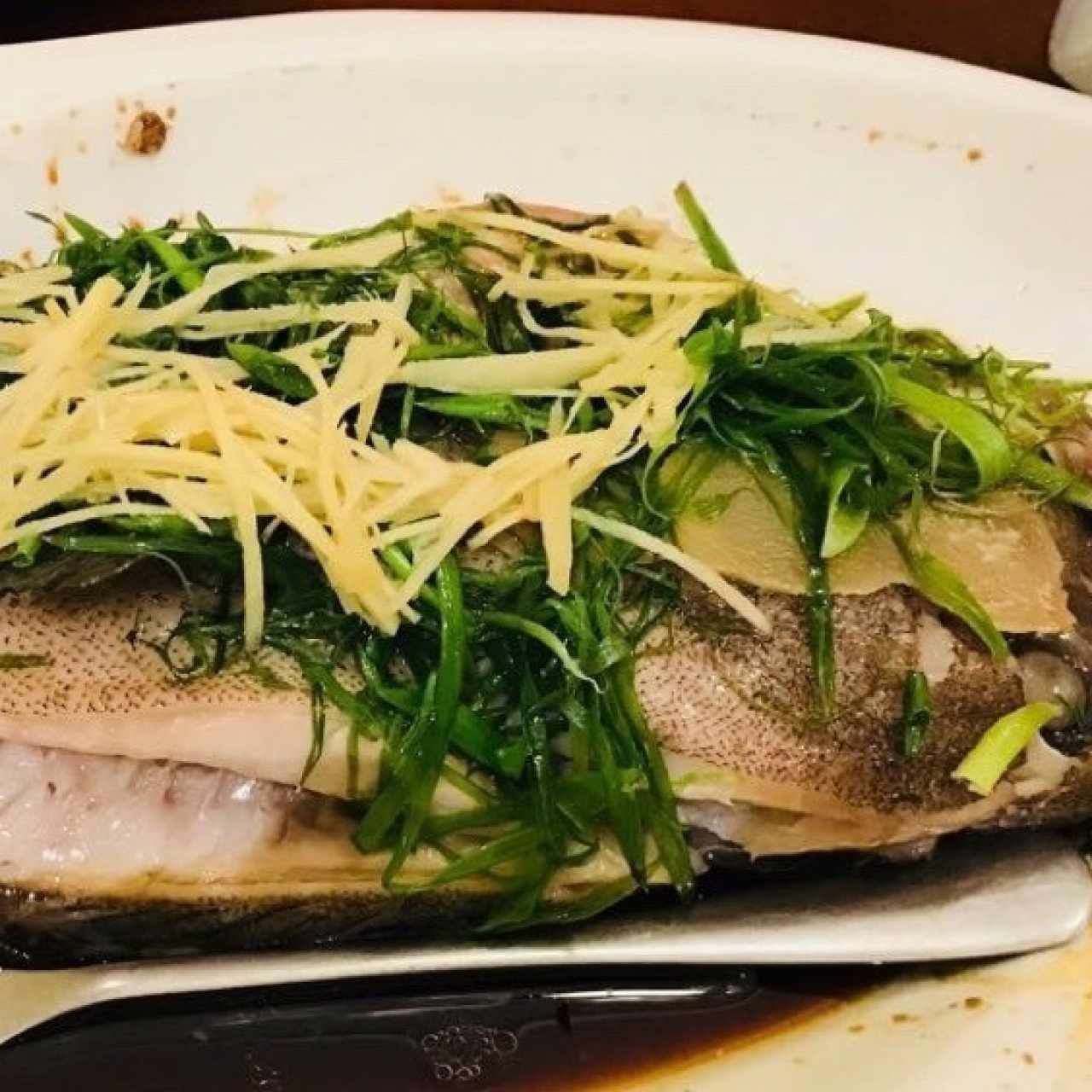 Pescado entero a vapor con gengibre y cebollina 