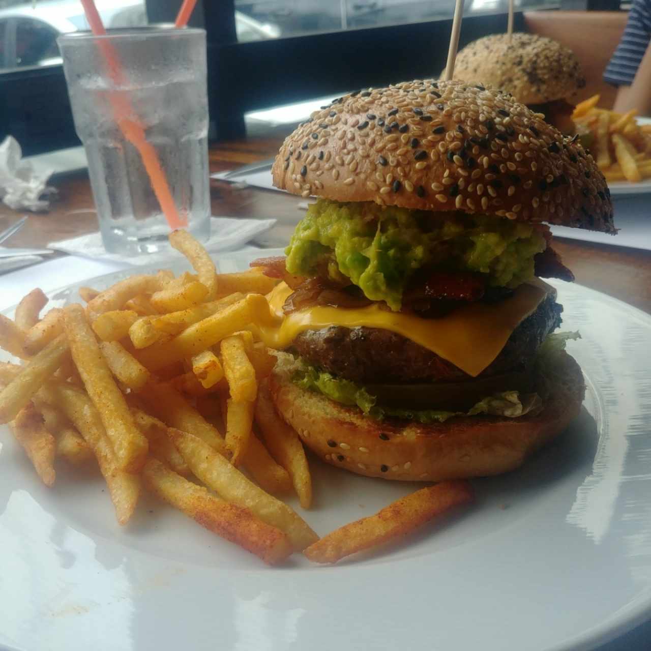 Hamburguesa con pico de gallo, bacon y cebolla caramelizada.