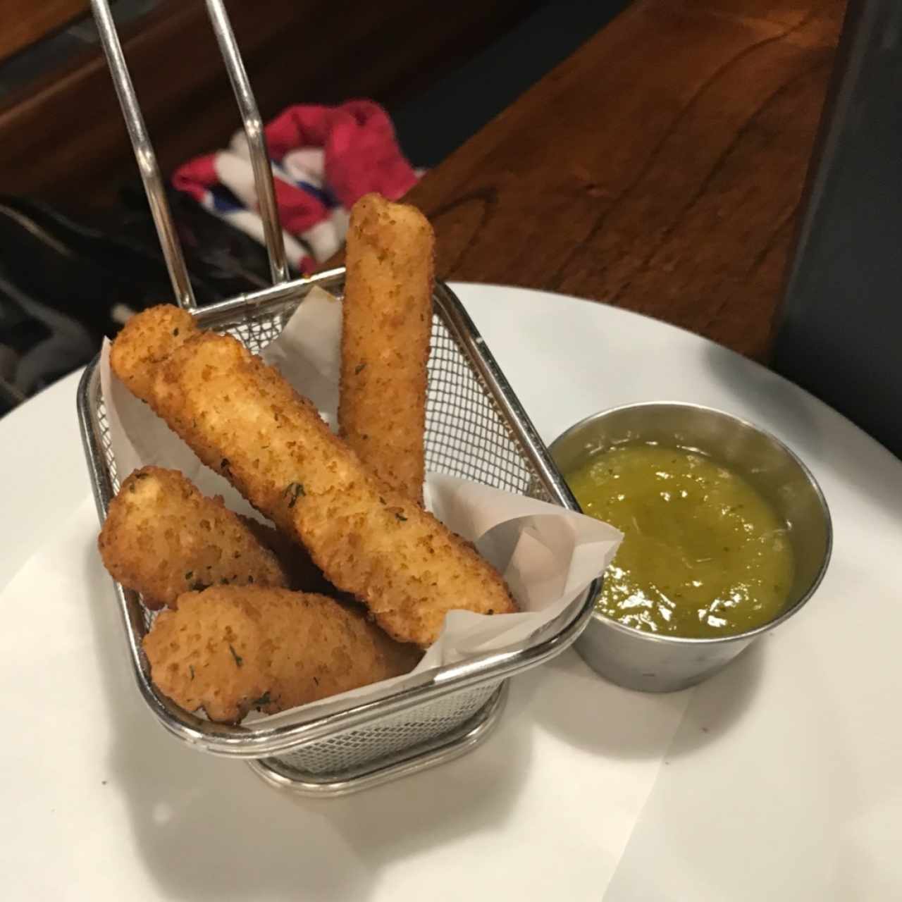 Mozzarella Sticks con Salsa de Piña