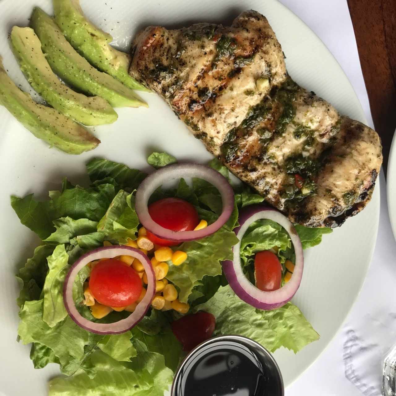 Pollo al carbon con ensalada en lugar de papas fritas