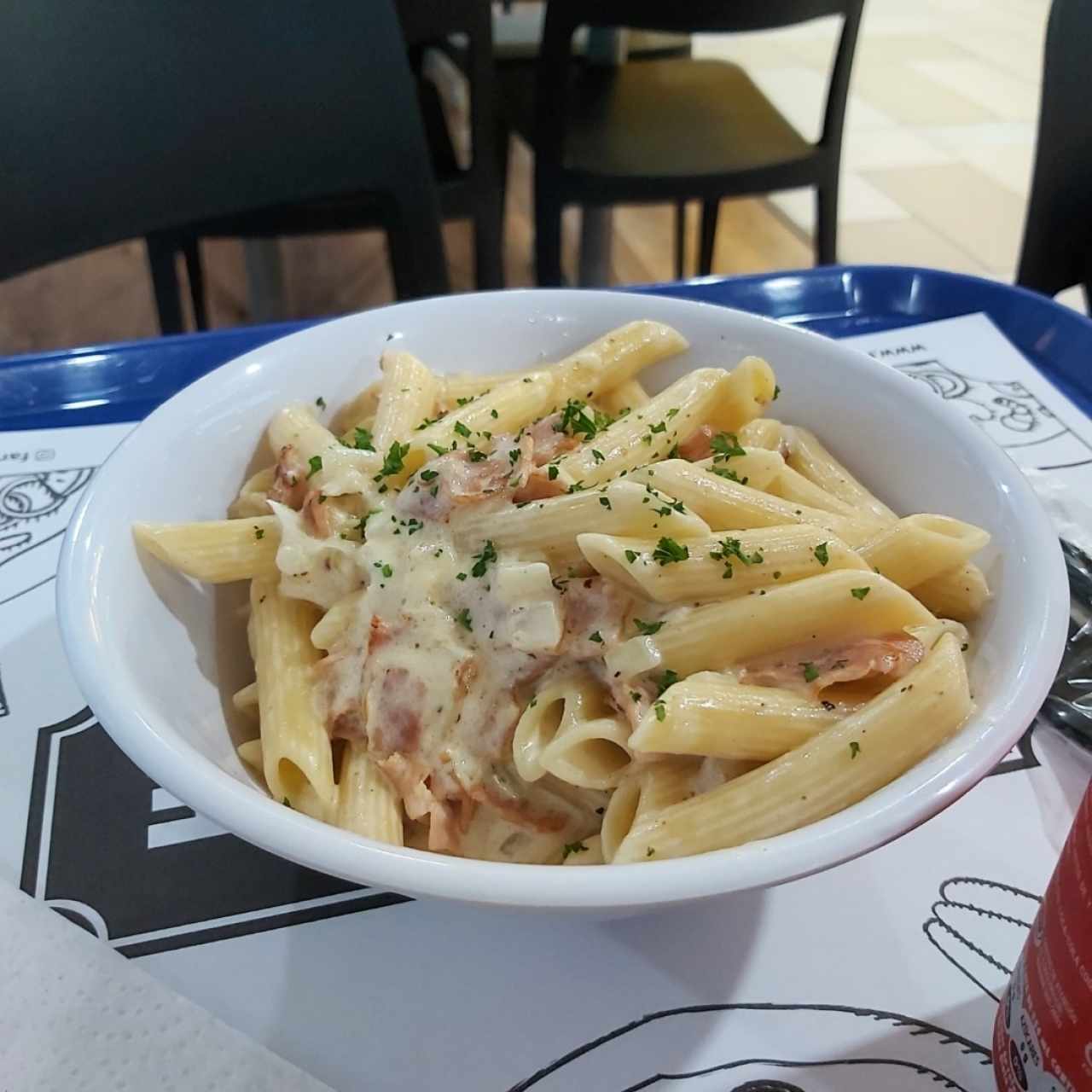 Pasta carbonara con bacon y cebolla