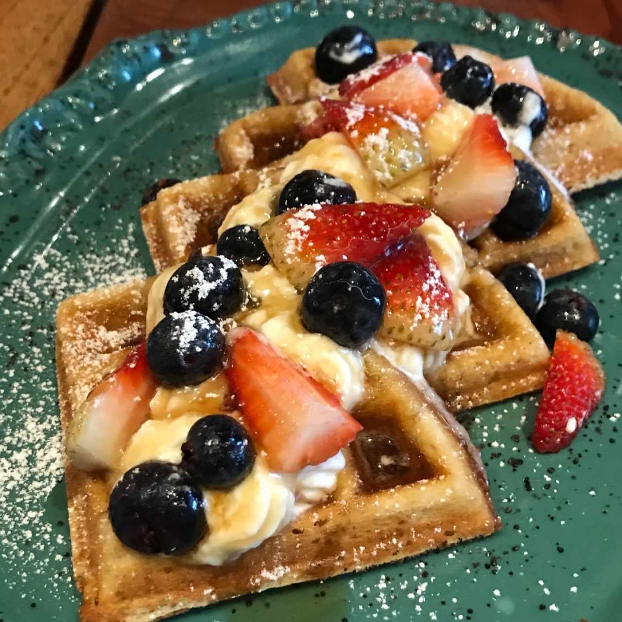 waffles con frutos del bosque