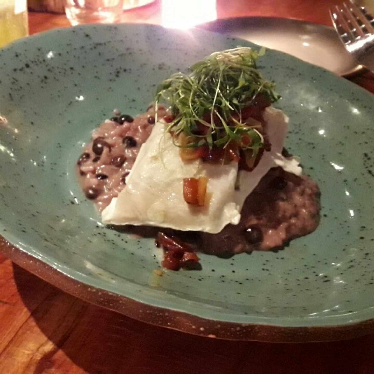 Róbalo sobre cama de risoto de guandú