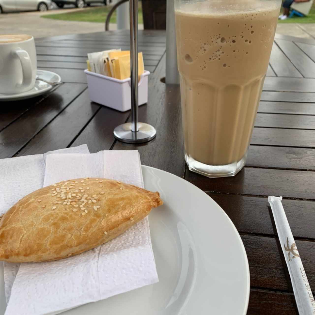 Frappe de Caramelo y Empanada de pollo