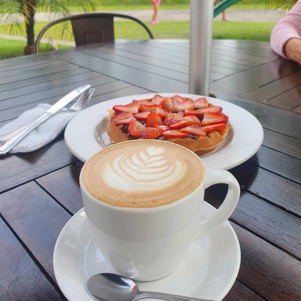 Waffle de Nutella y Fresas, chai latte😍