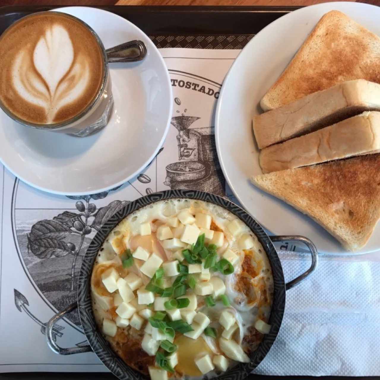 Huevos en Sartén, acompañado de un cortadito