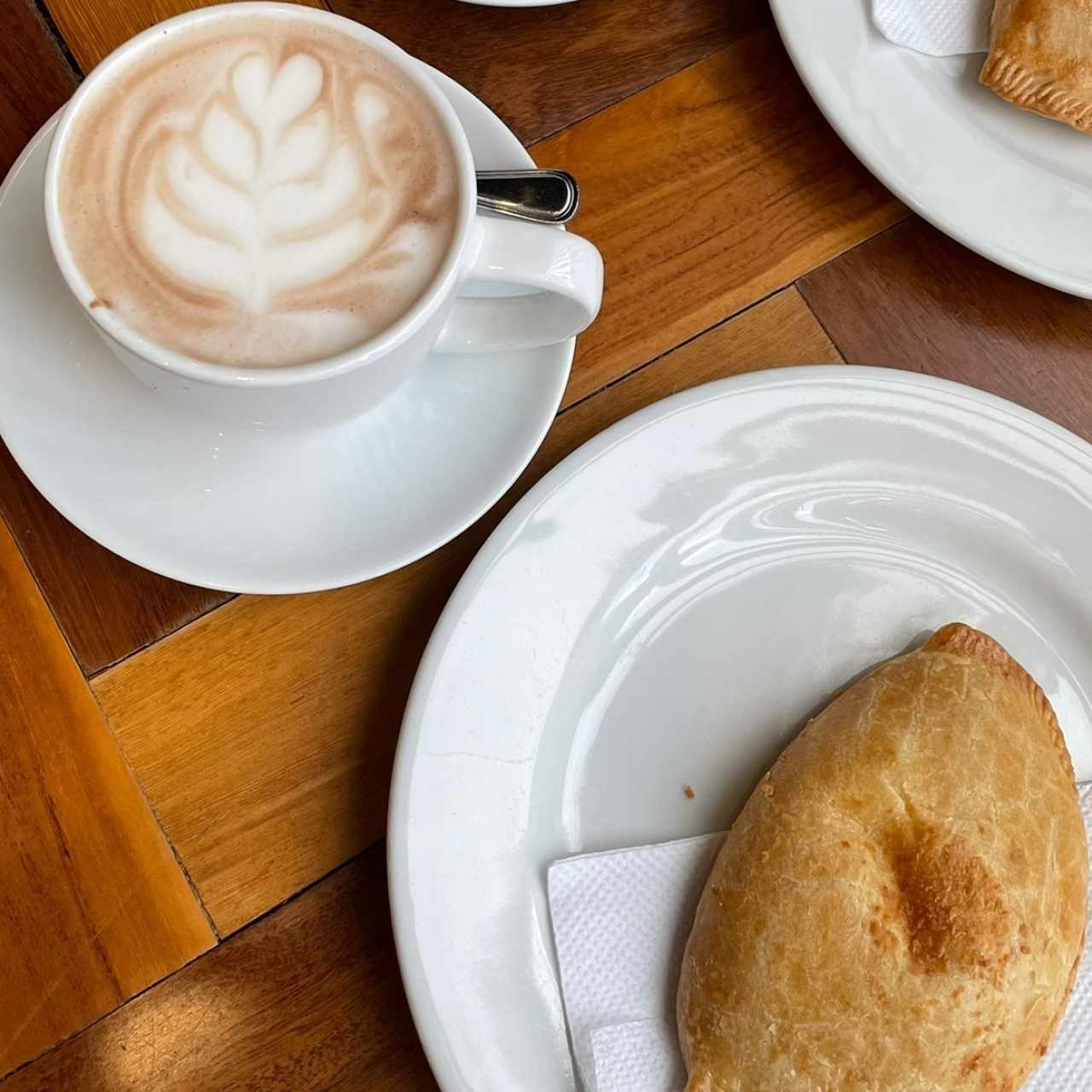 Empanada y chocolate caliente 