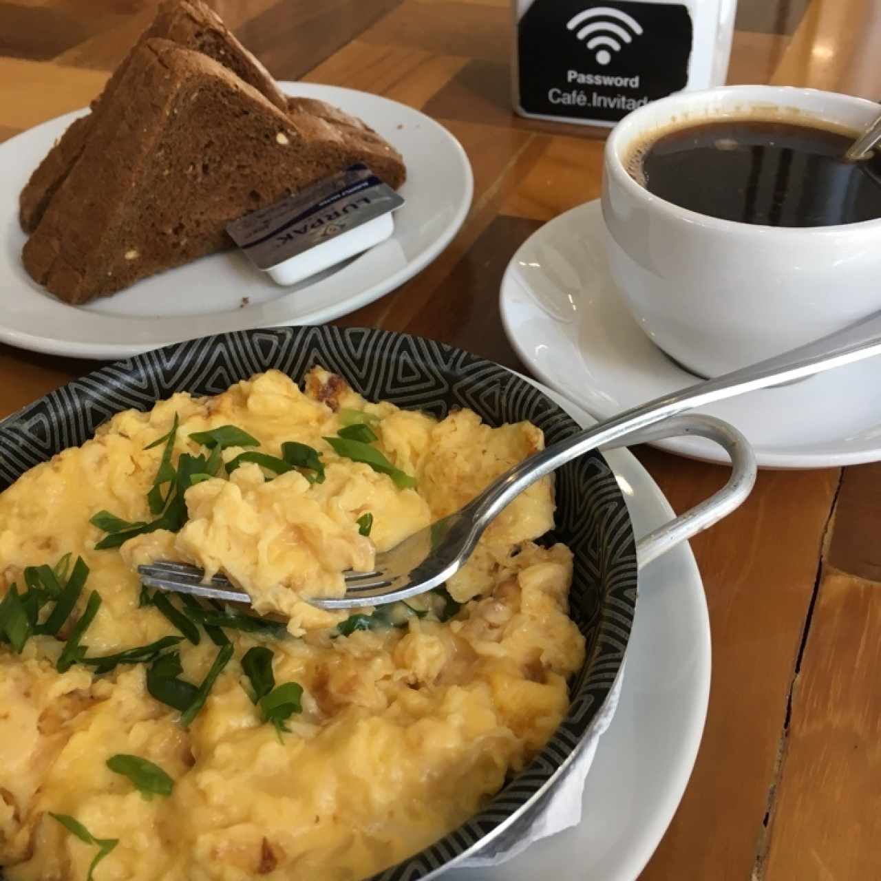 Cheesse Scramble con pan integral y café americano