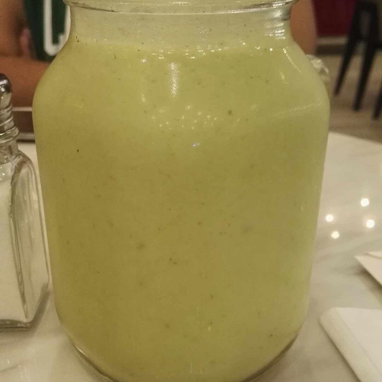 Jugo de piña con hierbabuena