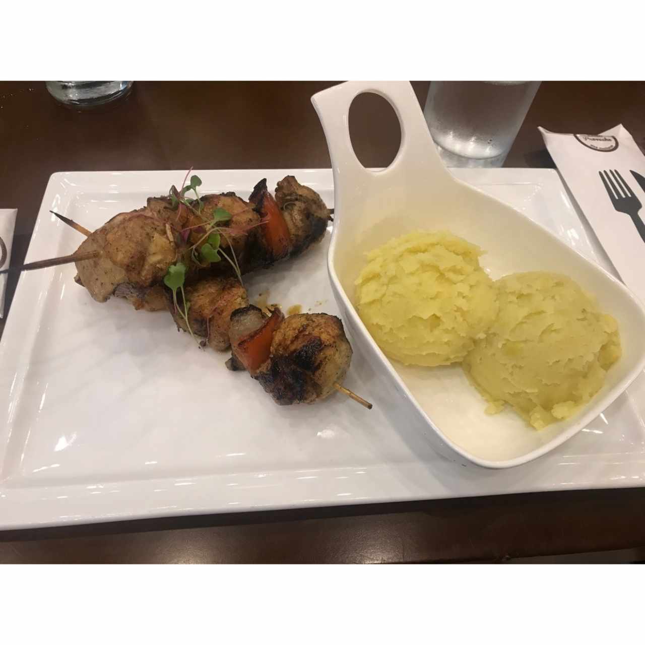 brochetas de pollo con puré de papas 