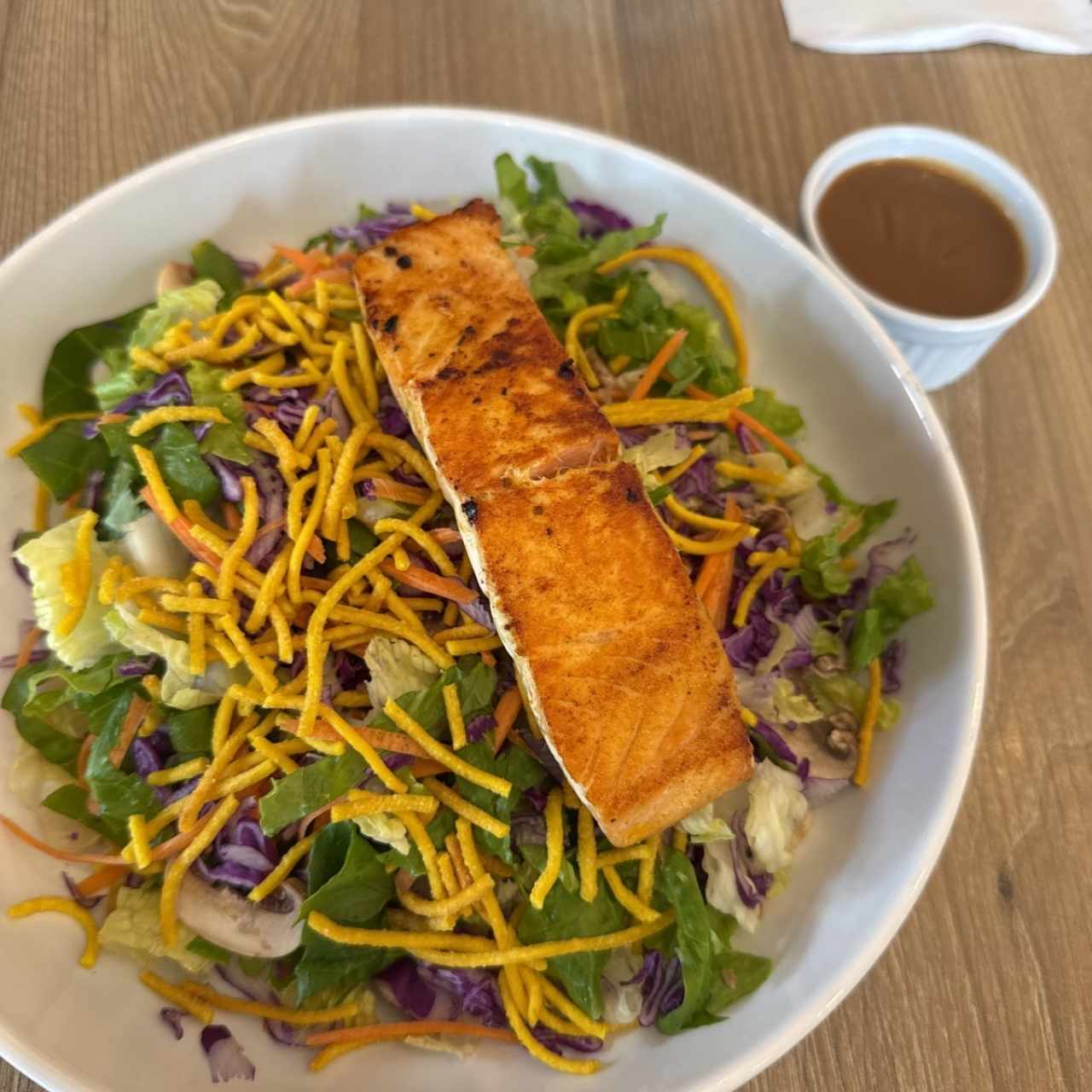 Ensalada thai de salmon