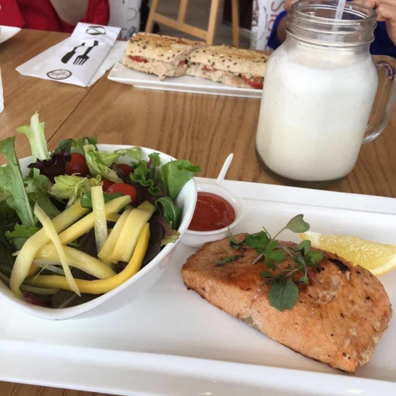 salmón, ensalada de la casa y batido de almendras 