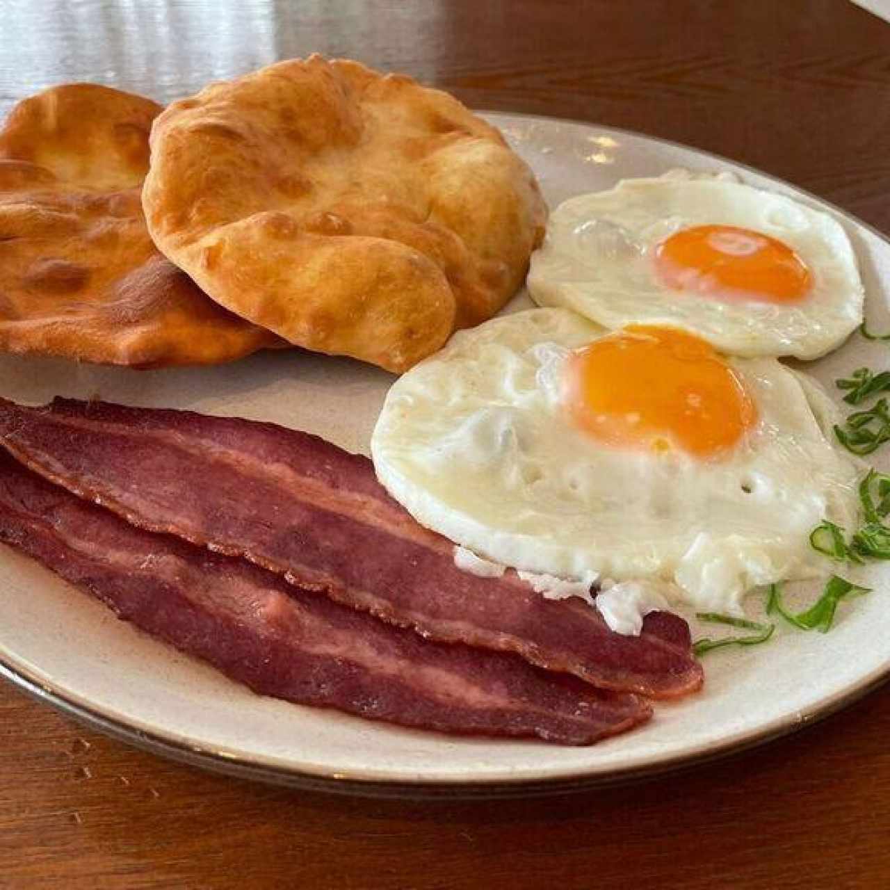 Hojaldre, Huevos y Tocino de Pavo