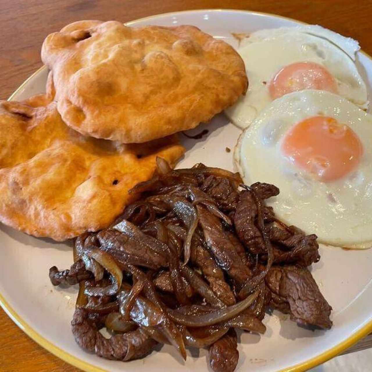 Hojaldre Bistec, Huevos