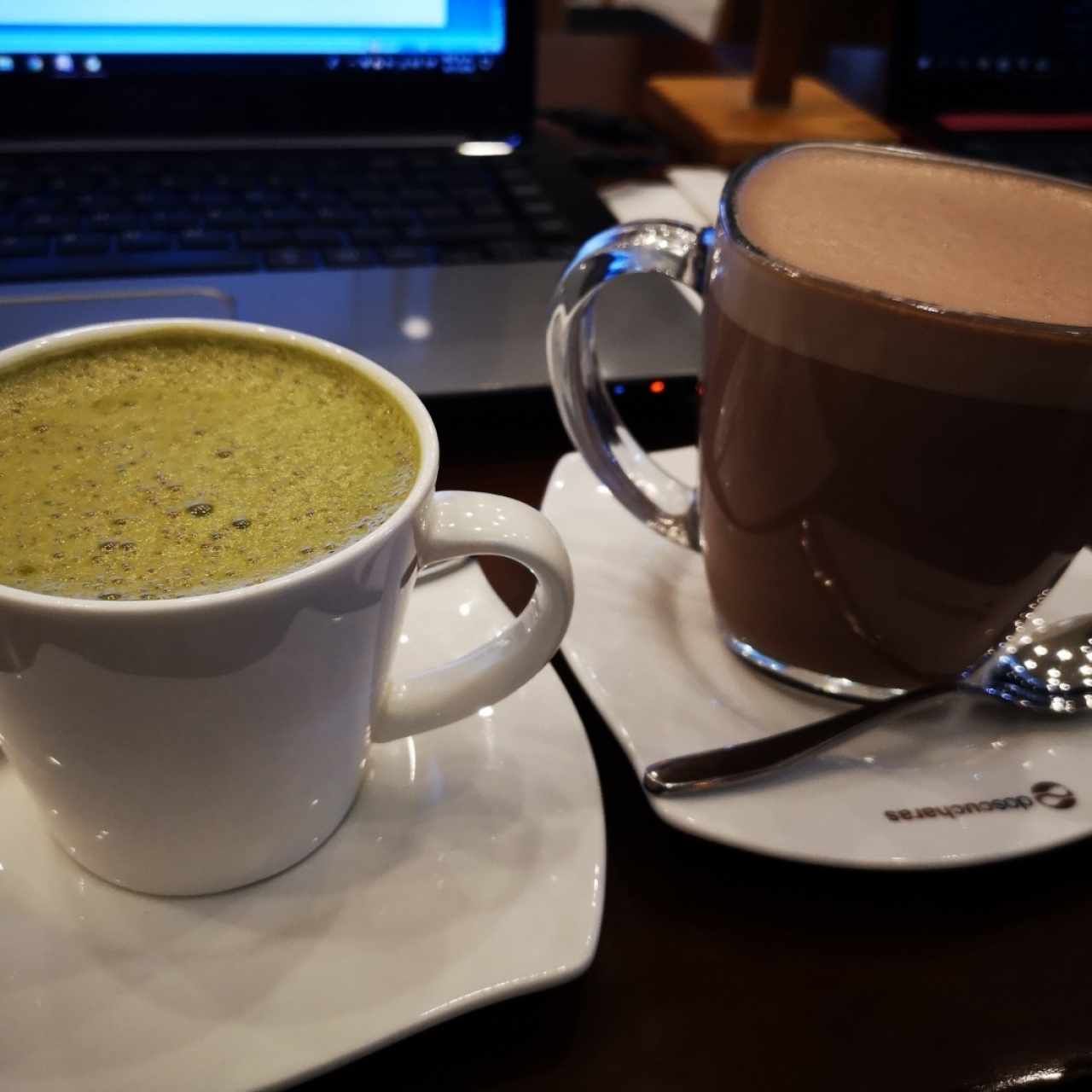 Matcha latte y chocolate caliente