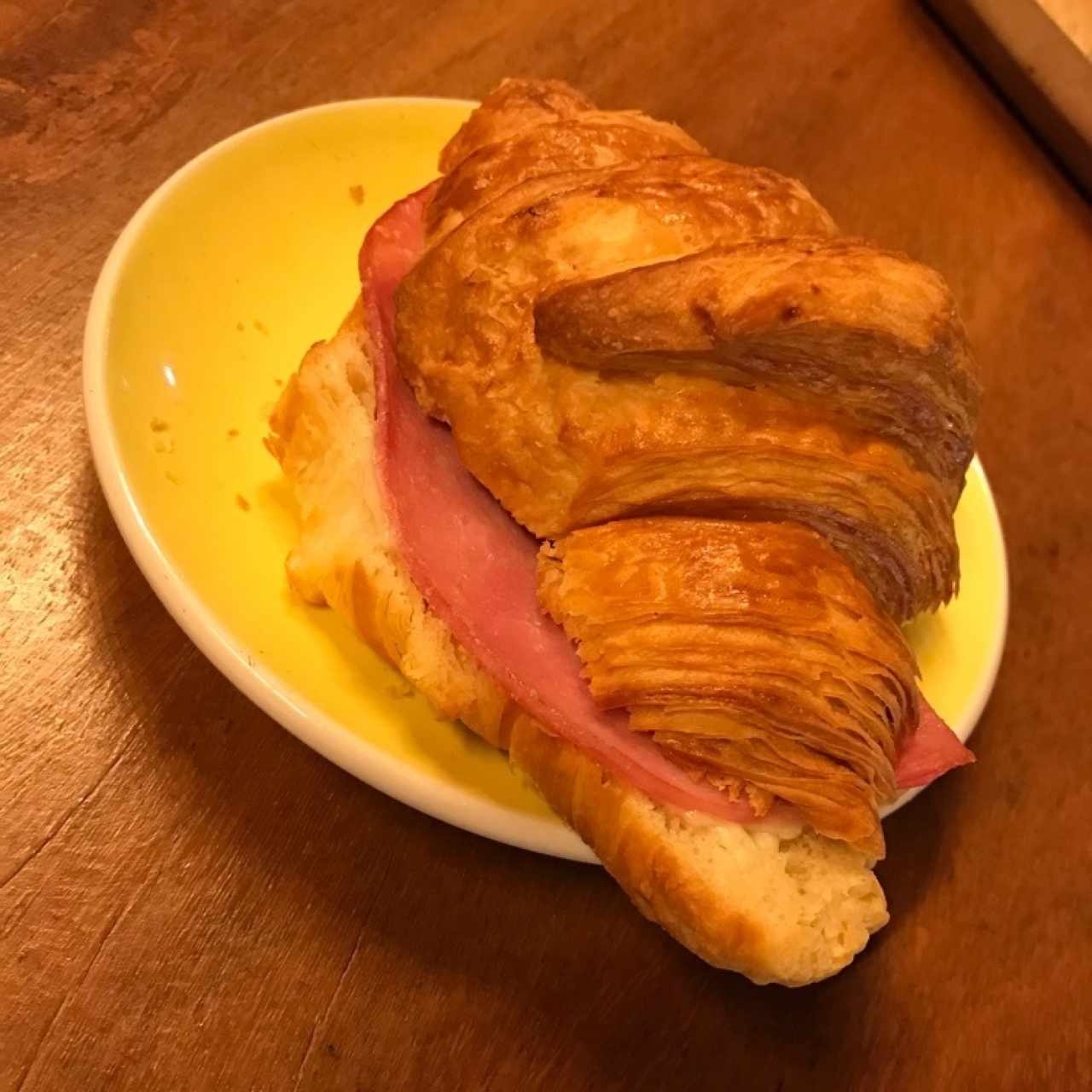 Croissant con jamón y queso