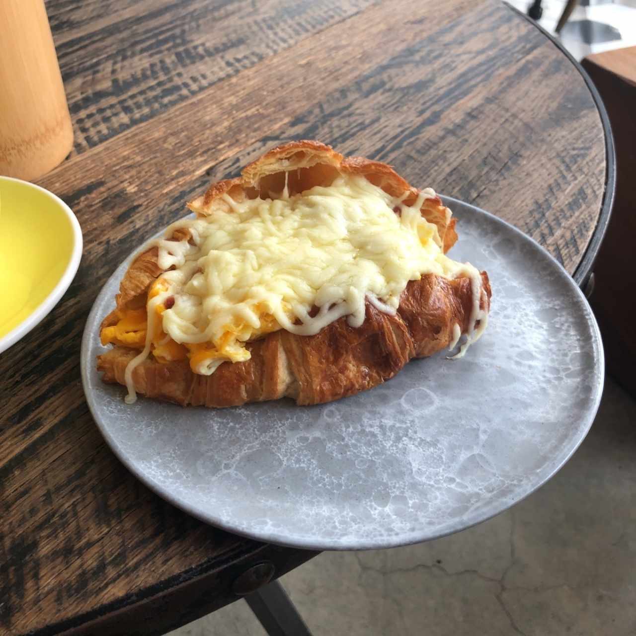 Croissant com bacon, huevo y queso.