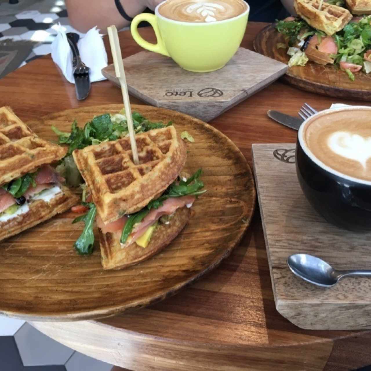 waffle de salmón y capuccino chico